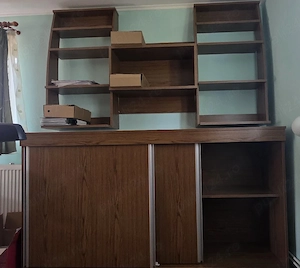 Mobilier birou cu rafturi suspendate