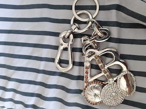 Breloc argintat cu două litere :A și B., cristale Swarovski.