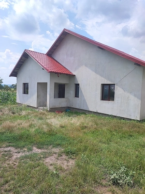 Vând casă si două anexe + 1 hectar teren intravilan