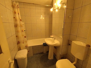 Inchiriez apartament 3 camere cartier Strand etajul 1, la 15 minute de Universitate. - imagine 9