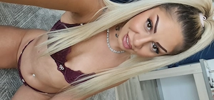 Blonda fac și deplasari