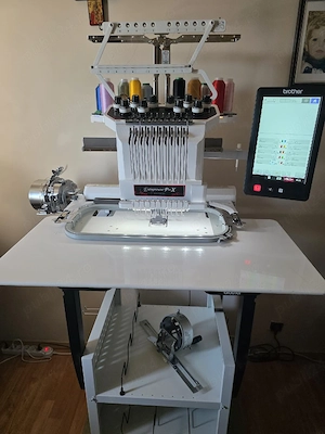 Vând Mașină de brodat profesională Brother Entrepreneur Pro X PR1050X   Pachet complet cu dispozitiv