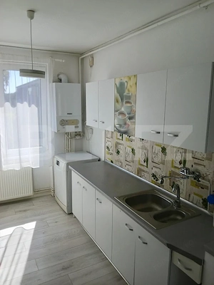 Apartament cu 2 camere, 52 mp, parcare, zona Tractoru - imagine 2