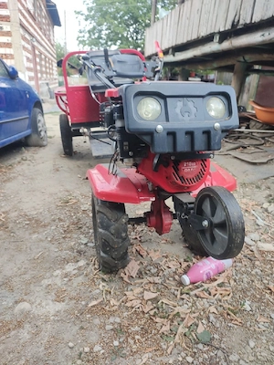 Vand motocultor cu remorca pret 4000 de lei.
