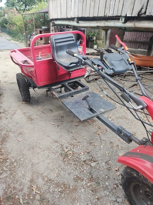 Vand motocultor cu remorca pret 4000 de lei.