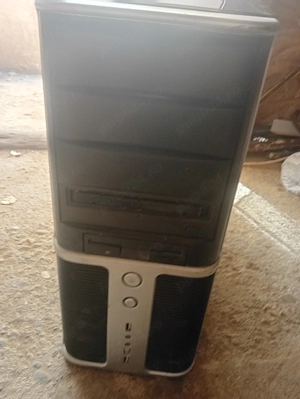 vând PC retro 2006 cu Windows XP pe el în stare bună fără încărcător