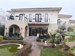 Vila deosebita cu piscina interioară - imagine 8