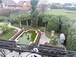 Vila deosebita cu piscina interioară - imagine 15