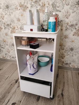 Dulap cosmetic cu roți   220 lei (ușor negociabil)