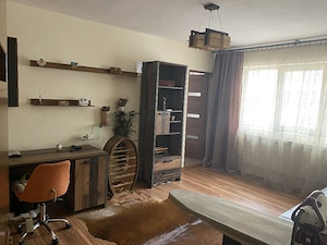 Se închiriază apartament 3 camere, zona PECO, loc de parcare inclus