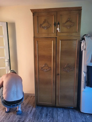 Vand doua corpuri si doua fotolii pat.