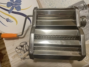 Mașină de făcut tăieței și paste