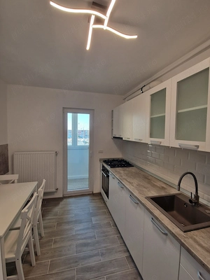 Persoana fizica inchiriez pe termen lung(minim 1 an) apartament decomandat cu 3 camere(3 10 cu lift) - imagine 2