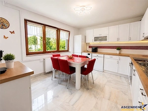 Casa familiala,790mp teren,5+dormitoare, livada,2 garaje,panouri 8 kW, Tarnaveni
 - imagine 3