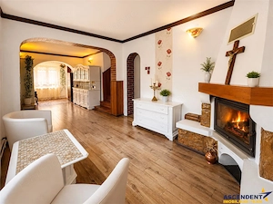 Casa familiala,790mp teren,5+dormitoare, livada,2 garaje,panouri 8 kW, Tarnaveni
 - imagine 2
