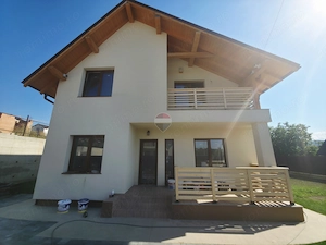 Casă / Vilă cu 4 camere de închiriat în zona Calea Romanului - imagine 2