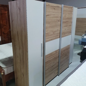 Dressing pentru haine 