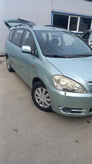 Toyota Avensis Verso - imagine 2