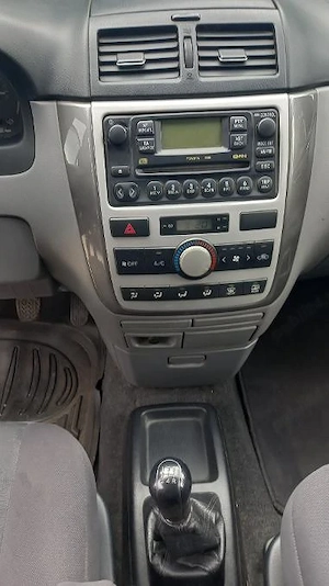 Toyota Avensis Verso - imagine 3