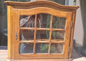 Vitrină colț lemn masiv 