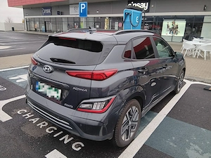 Vand masina electrica: Hyundai Kona Electric -aprilie 2023-136 CP HIGHWAY NAVY+ 