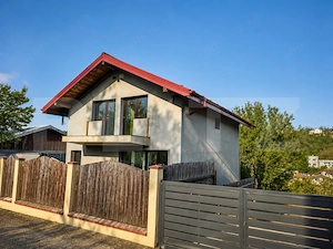 Casa la rosu 4 camere, 169mp, piata Pacurari