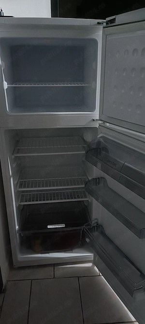 Vând frigider marca Arctic cu congelator sus 