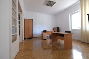 Str. Labirint, apartament 3 camere, etaj 1 aflat la prima inchiriere