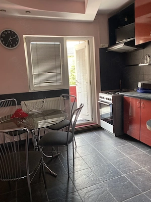 Zona Torontalului, 3 camere decomandat, luminos și spațios, chirie 360 euro, negociabil 