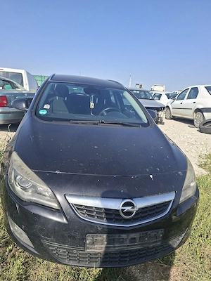 Dezmembrez Opel Astra j 