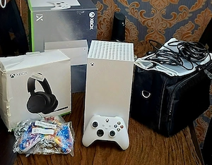 Pachet   Xbox Series X Digital Edition 1TB + Controller cu huse și baterie reîncărcabilă + Căști