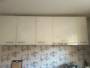 mobila de bucatarie cu aragaz indesit incorporat intro stare foarte buna ,hota de la beko.