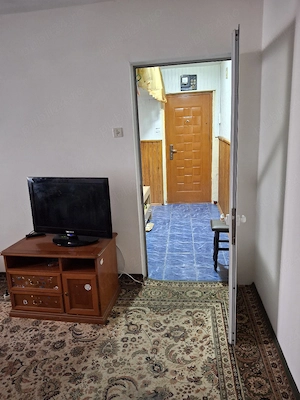 închiriez apartament cu doua camere  - imagine 1