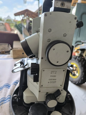 Vând microscop vechi 