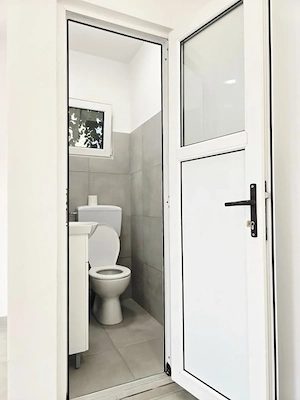 Spatiu comercial central Balotesti, 21.3 mp, curte 25mp, complet renovat - imagine 11