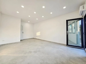 Spatiu comercial central Balotesti, 21.3 mp, curte 25mp, complet renovat - imagine 2