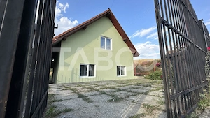 Casa individuala cu intrare de la 2 strazi 4 camere Poplaca Sibiu 
