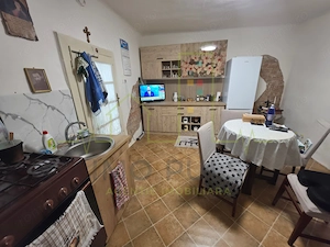 Casa individuala. Mijloace de transport. Toate utilitatile. Mobilata. Renovata - imagine 9