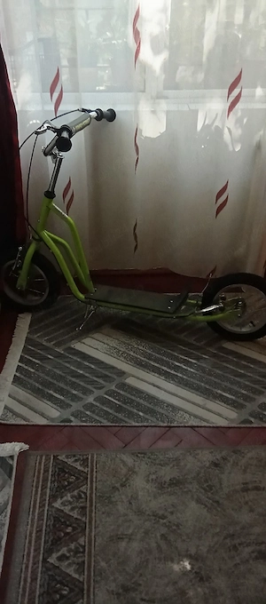 trotinetă medie de culoare verde 
