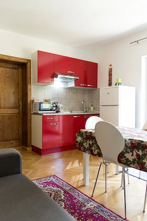 Inchiriez apartament 2 camere in vila cu loc de parcare  - imagine 5