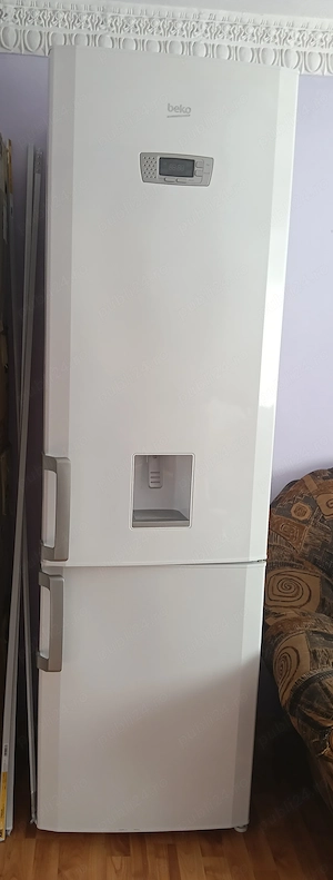 Frigider cu două uși și dozator apă