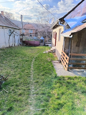 Vând casă la țară loc liniștit și plăcut  - imagine 2