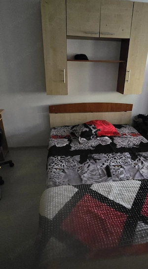 Inchiriez o camera dintr-un apartament cu doua camere .