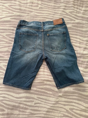 Pantaloni scurți tip blugi