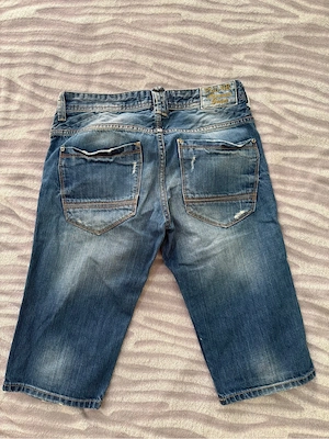 Pantaloni scurti tip blugi