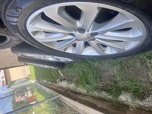 vând cauciucuri+jante+prezoane Land rover! stare foarte buna