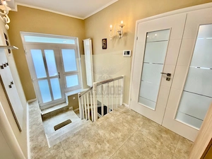 Casa cu 4 camere 3 bai 2 terase si teren 450 mp in zona Parcul Sub Arini - imagine 12