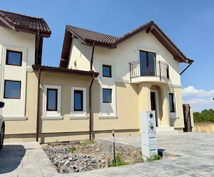 Despartit prin baie.Disponibil imediat.Toate utilitatile.La asfalt!