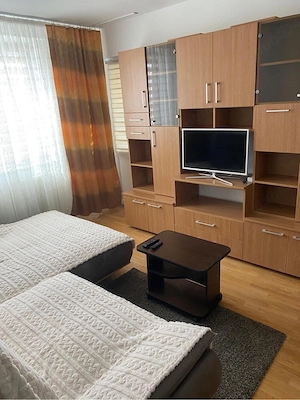 Închiriez apartament cu 3 camere - imagine 2