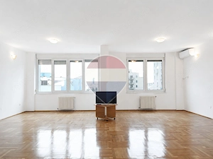 Apartament cu 3 camere nemobilat cu loc de parcare și boxă